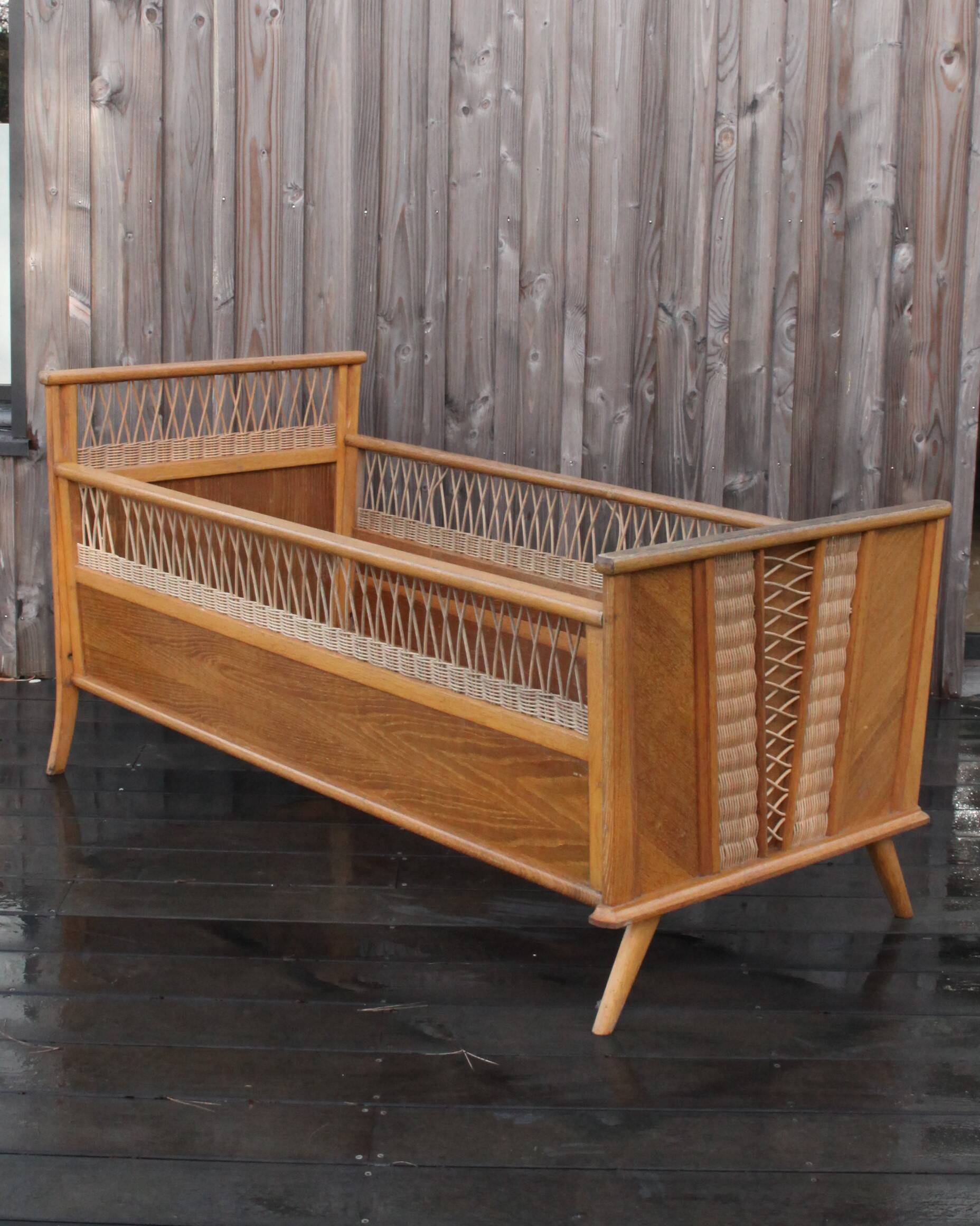 Children's bed in rattan and wood