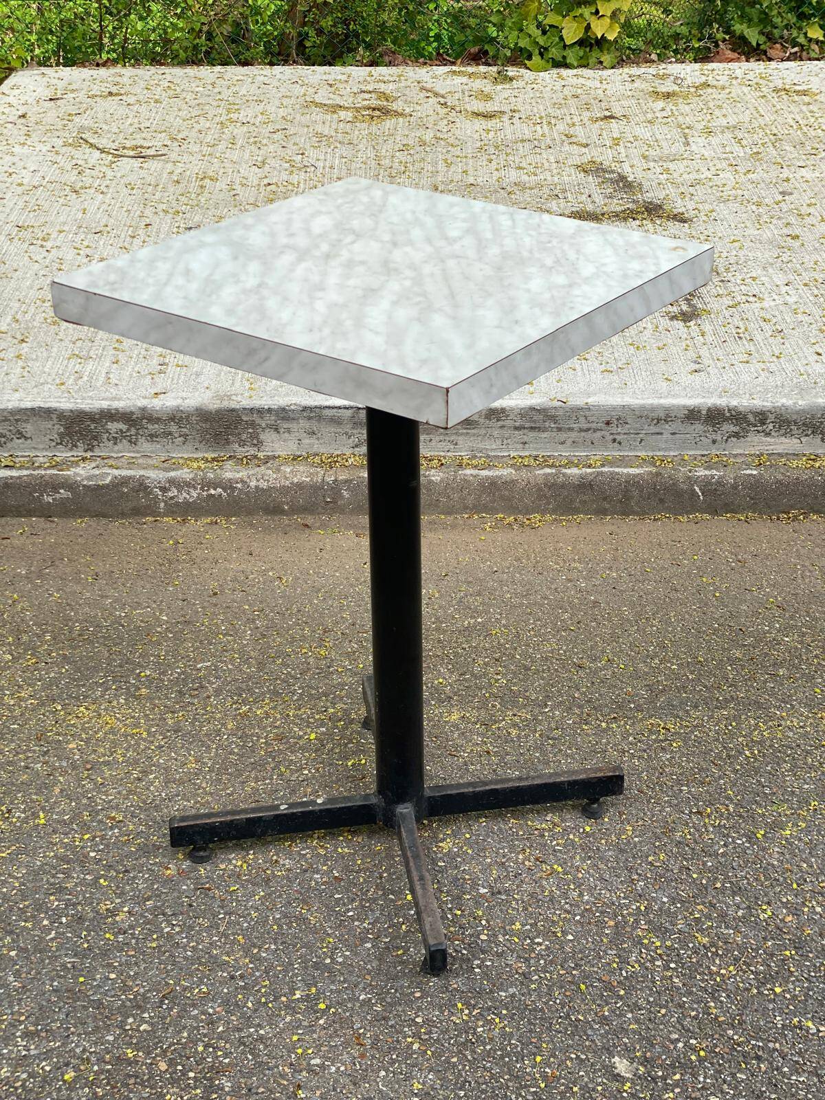Table de bistrot carré en bois blanc pied central