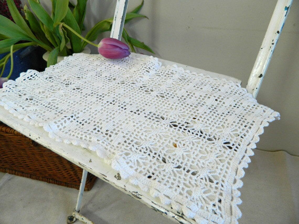 White cotton placemat and handmade lace