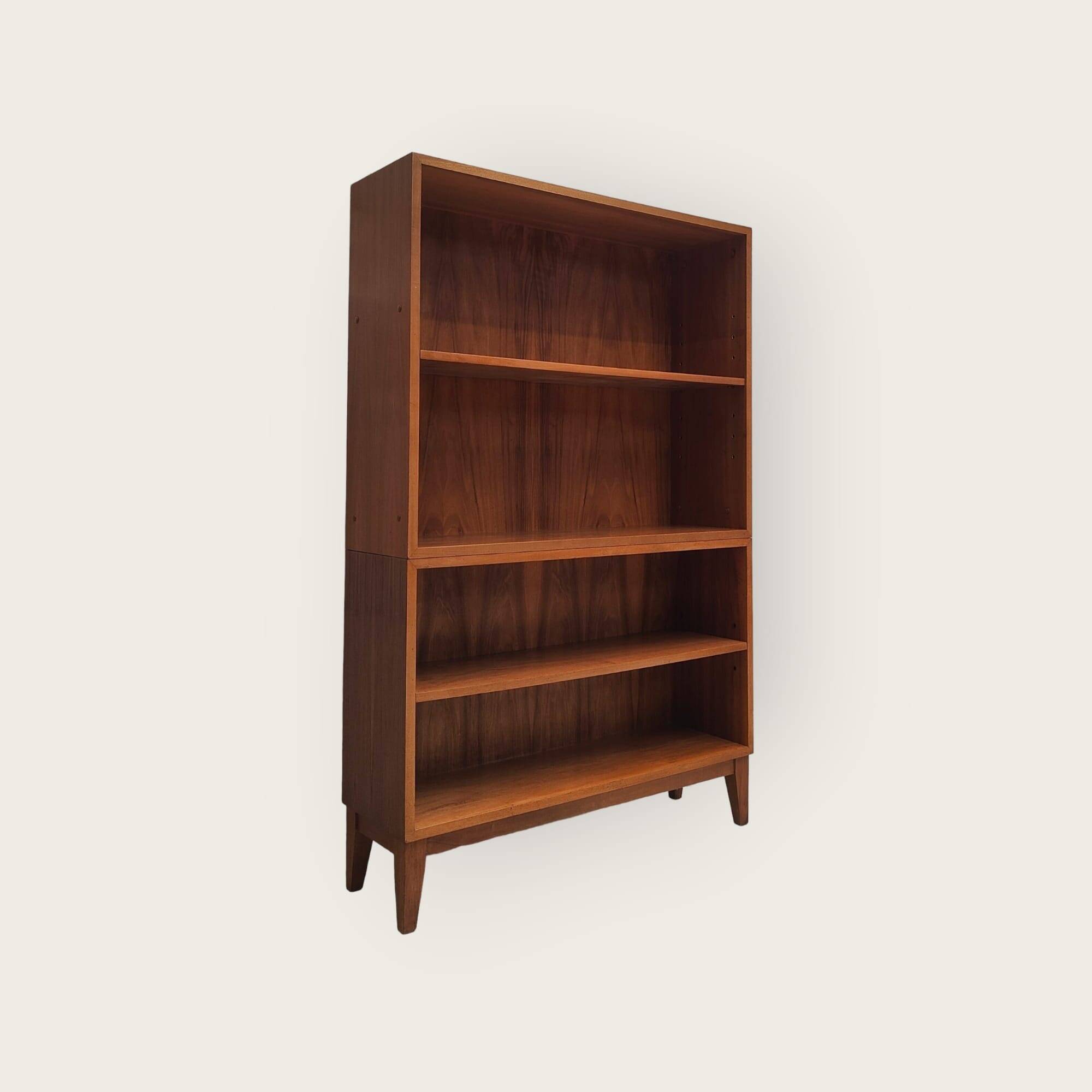 Bibliothèque du milieu du siècle