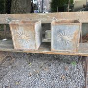 Paire de jardinières en fonte