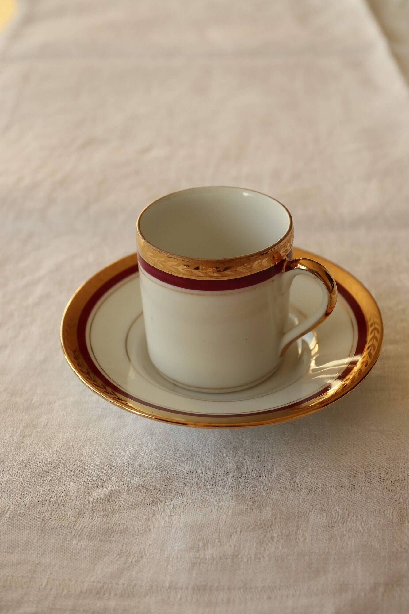6 coffee cups + saucers in Gien porcelain – Empire style, gold trim