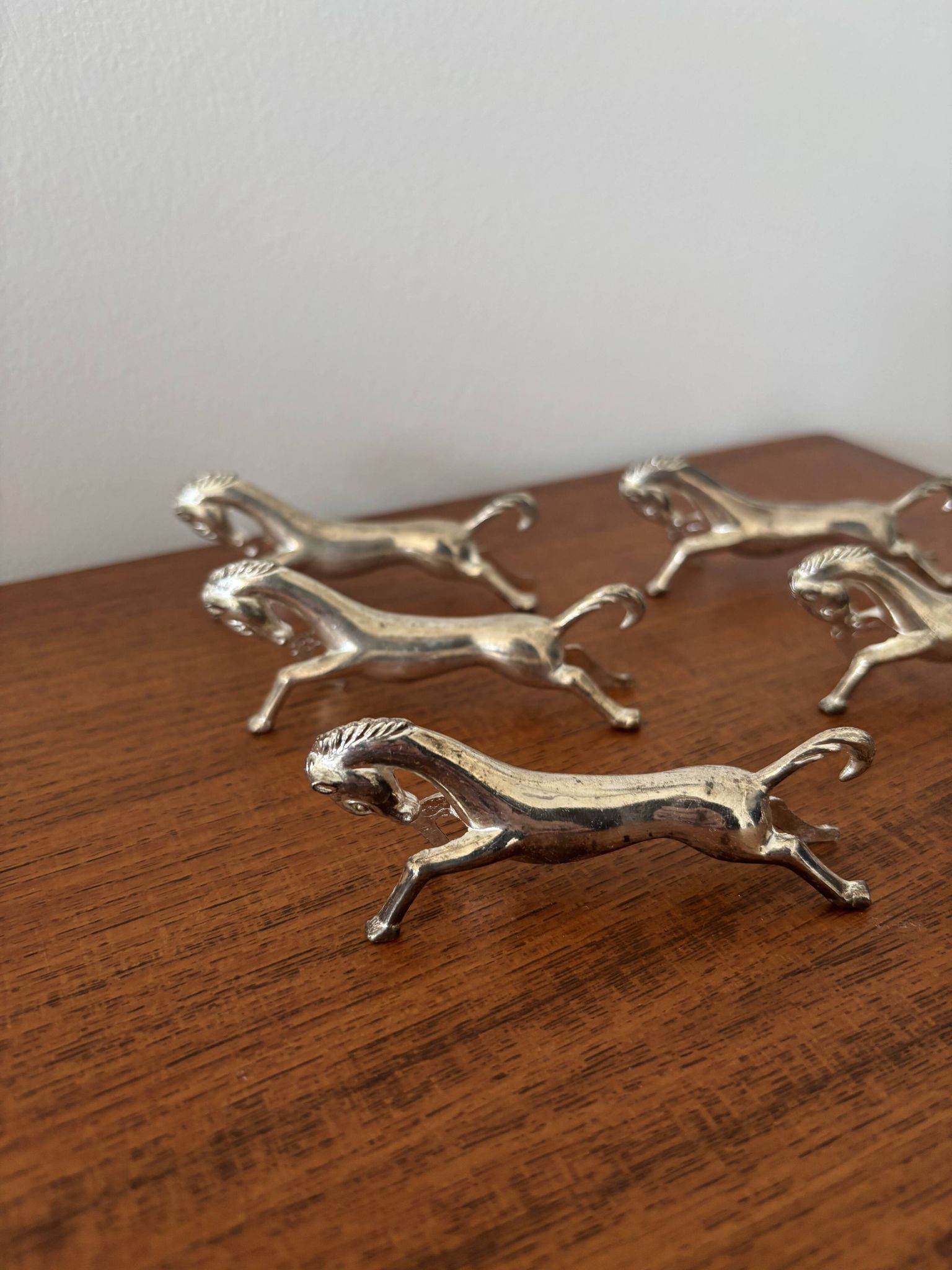 Set of 6 vintage galloping horse knife rests in silver-plated metal.