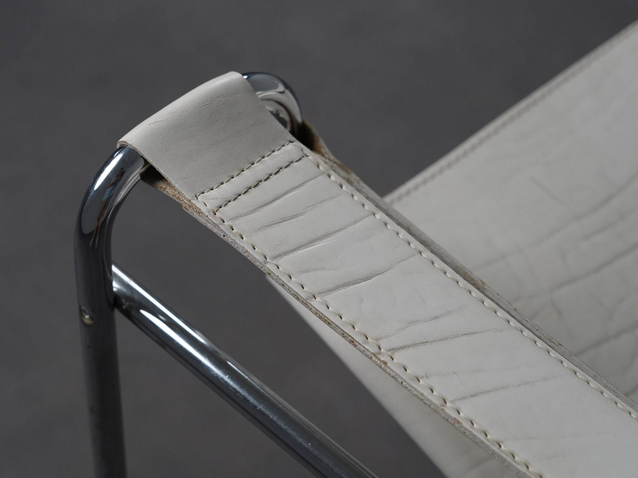 Chaise longue en cuir et acier tubulaire dans le style Bauhaus, Italie, années 1990.