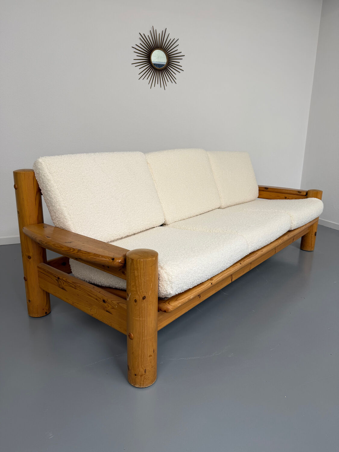 Canapé en pin massif et bouclette design scandinave des années 70