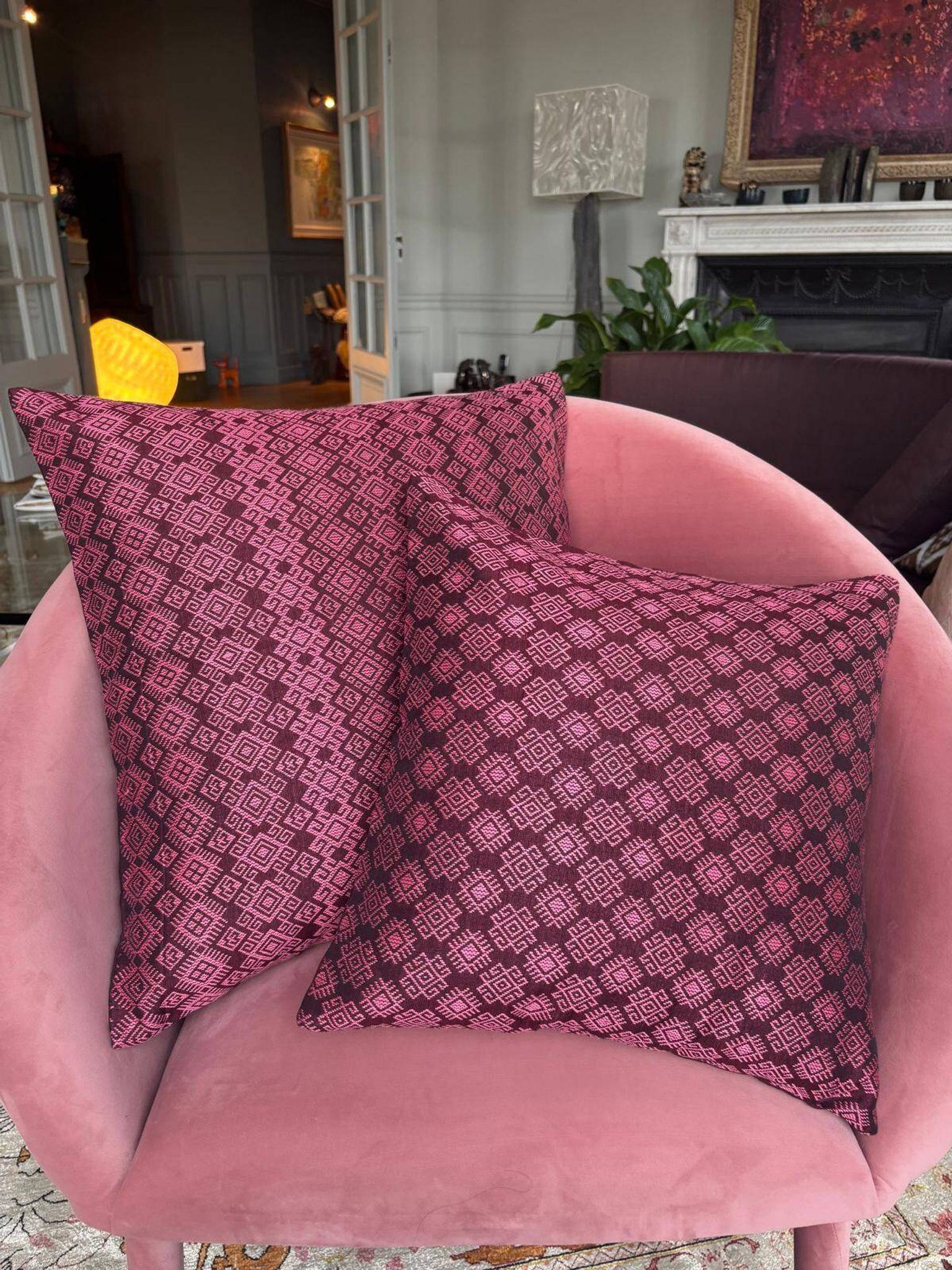 Housse de coussin Kachin bordeaux et rose (RIDA)