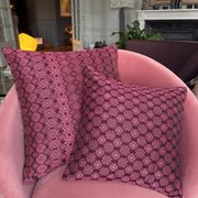 Housse de coussin Kachin bordeaux et rose (RIDA)