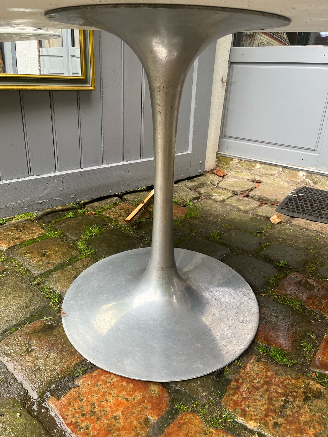 Round table aluminum and patinated solid oak