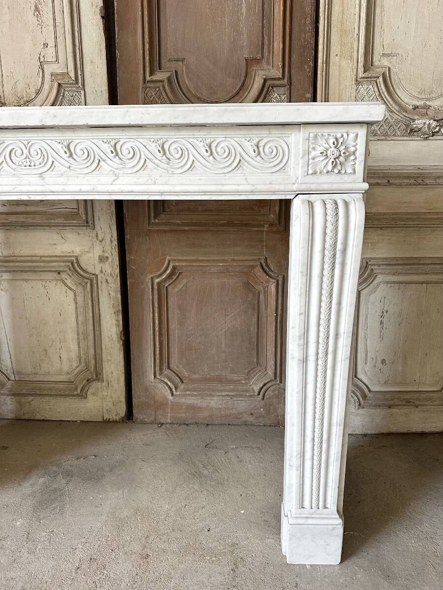 Louis XVI fireplace in white marble, 19th century.