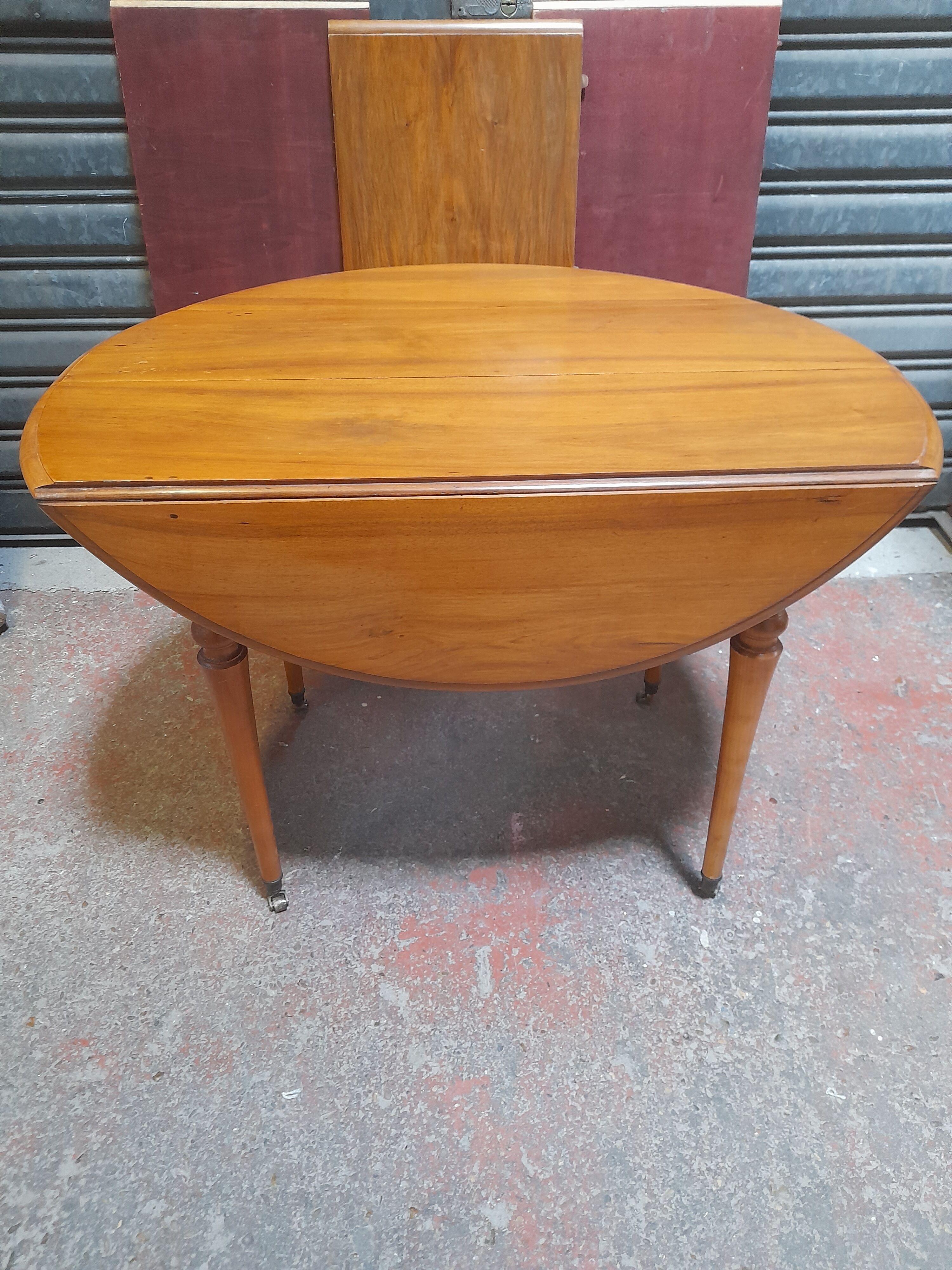 Round table with walnut shutter with extension