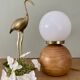 Lampe vintage opaline blanche et bois