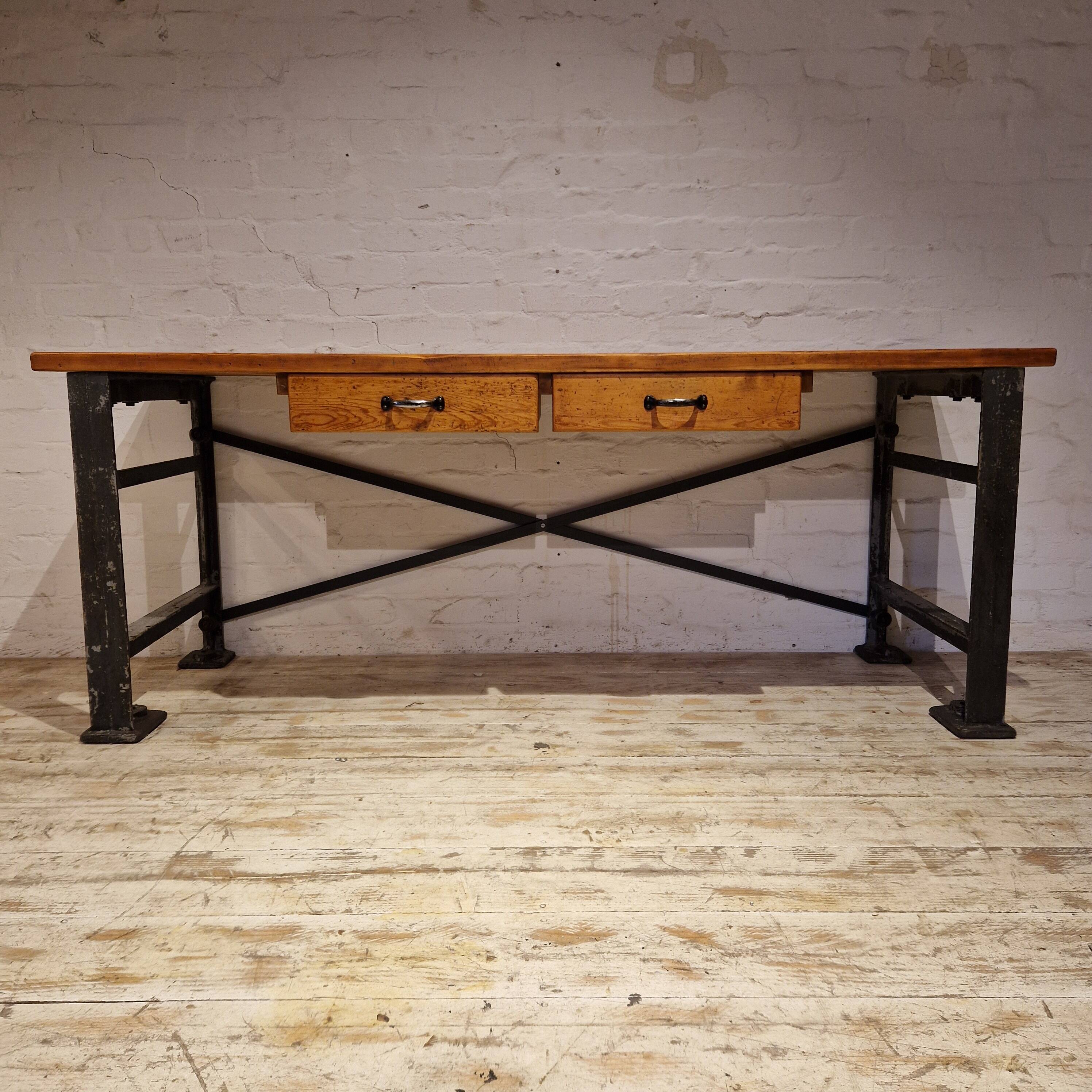 Bureau de travail industriel