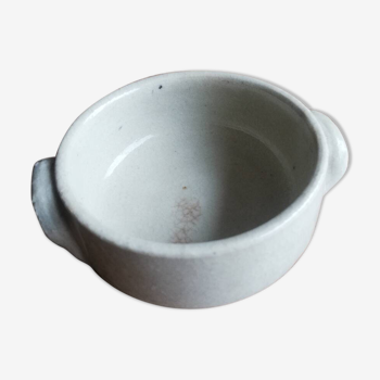 Small beige stoneware pot with handle