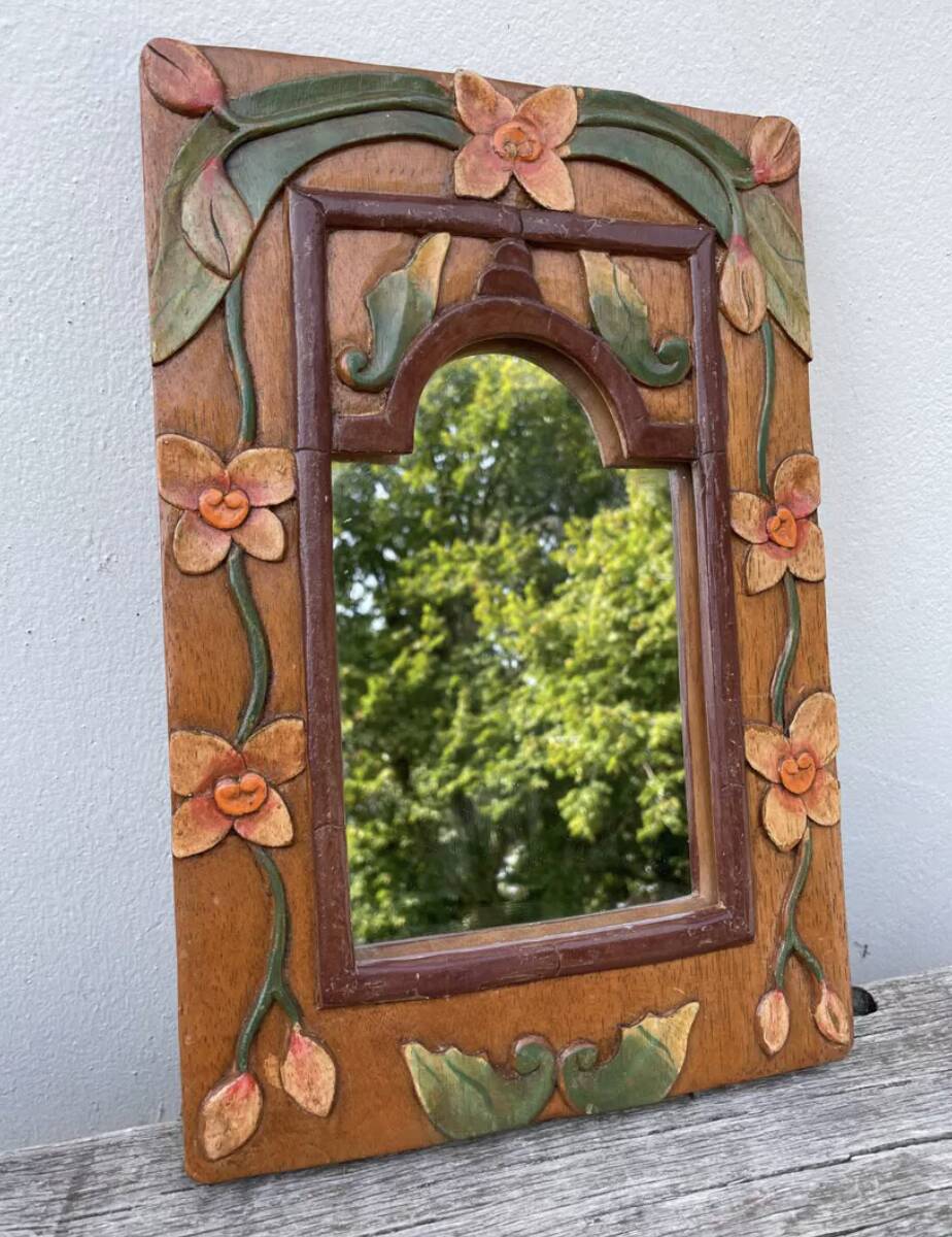 Petit miroir en bois ancien sculpté de fleurs 36x25