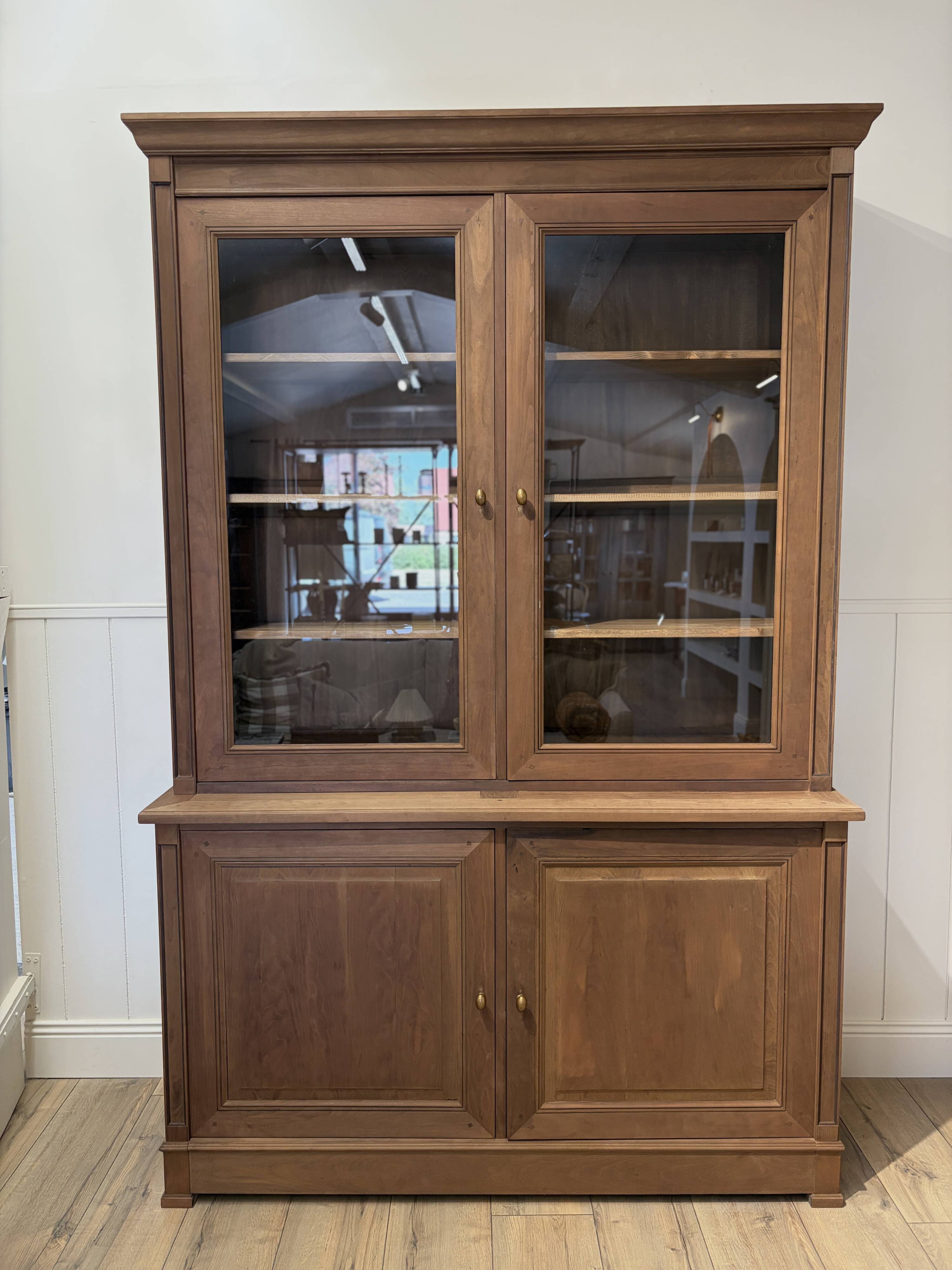 Grand vaisselier en bois foncé
