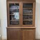 Grand vaisselier en bois foncé