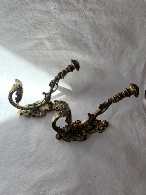 Gilded bronze hook nineteenth, Louis XVI, chimera decoration