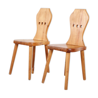 Set of 2 pine kitchen chairs