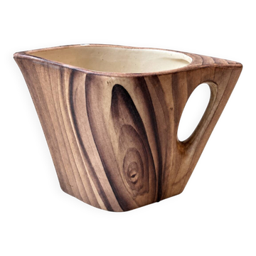 Ceramic jug imitating wood
