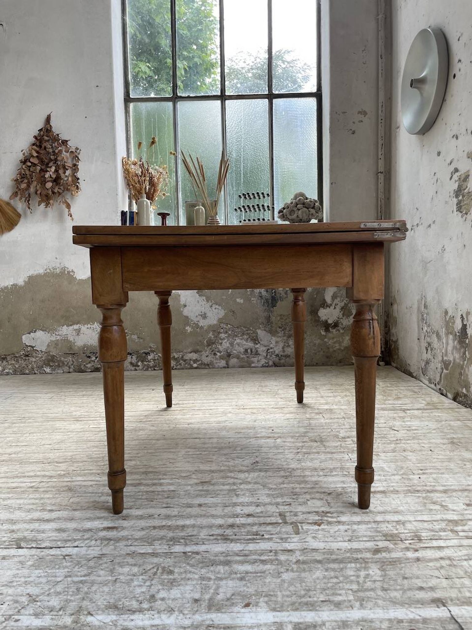 Table de ferme noyer plateau pivotable à allonges