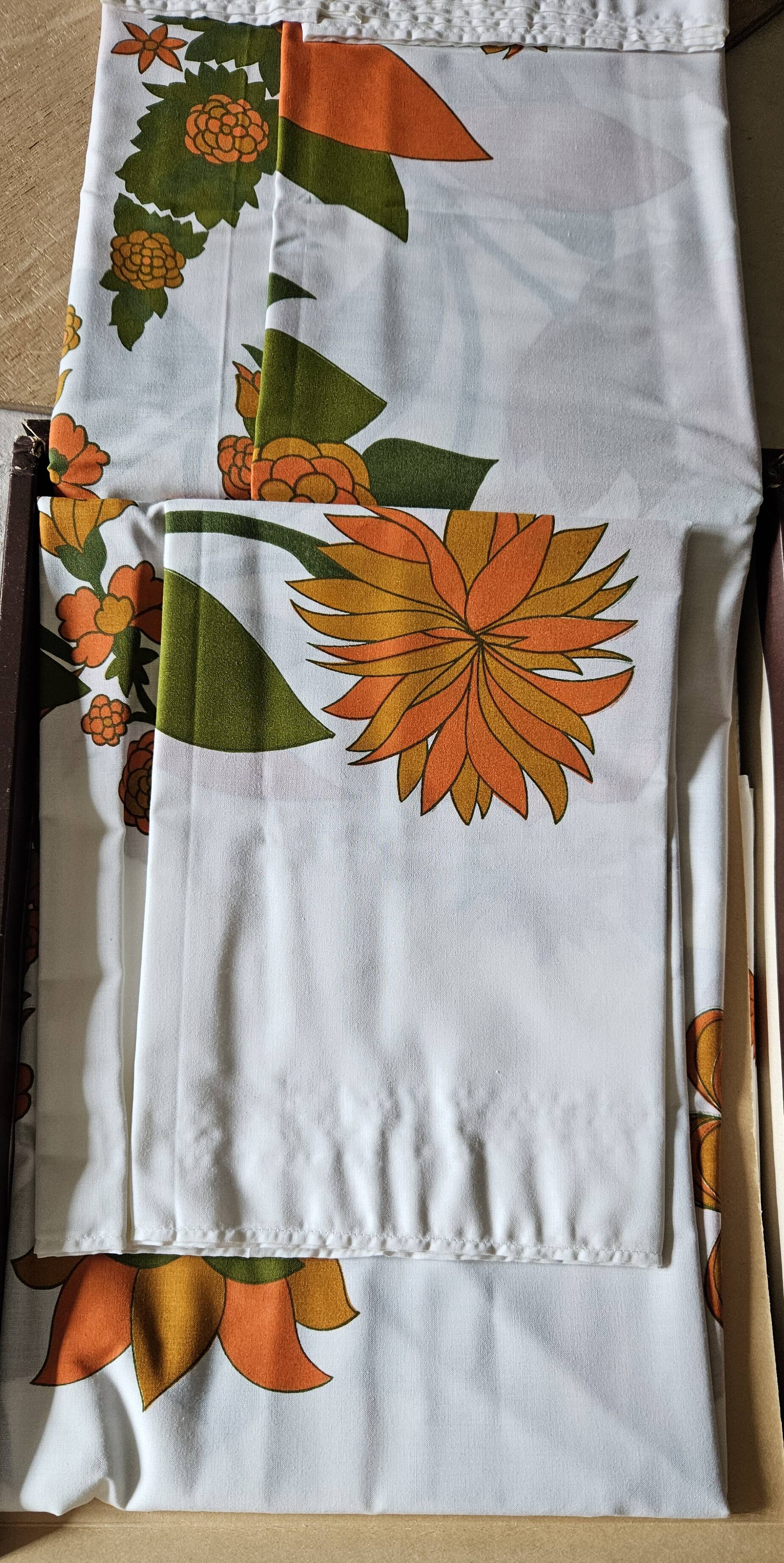 Vintage orange tablecloth and 8 napkins