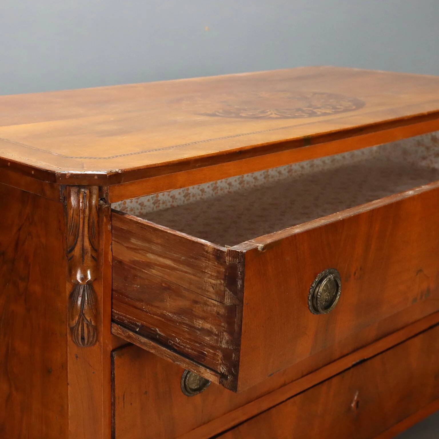 Walnut commode with central marquetry - Early 20th century