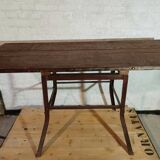 Table artisanale réalisée à base de matériaux anciens