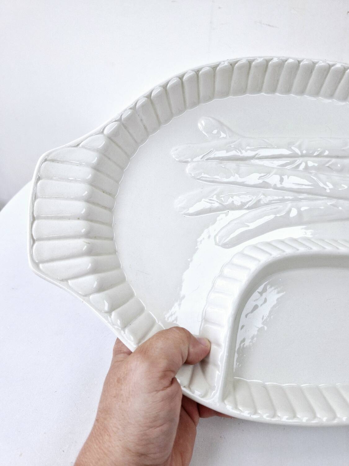 Grand plat a asperges compartimenté vintage blanc céramique barbotine 43.5x28 cm