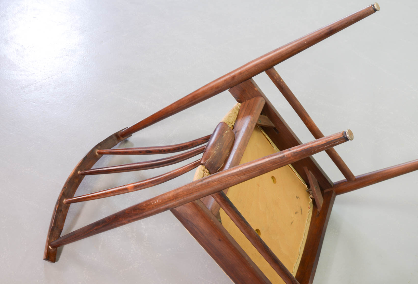 Chaises de salle à manger scandinaves à dossier fuseau en palissandre et revêtement blanc cassé