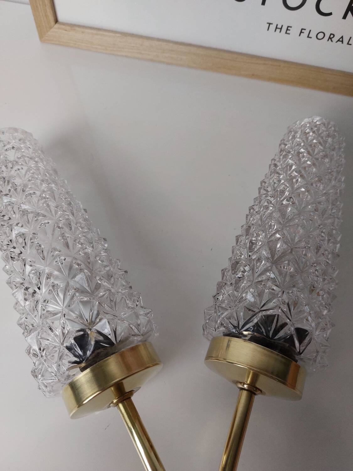 Gold wall light with diamond tips