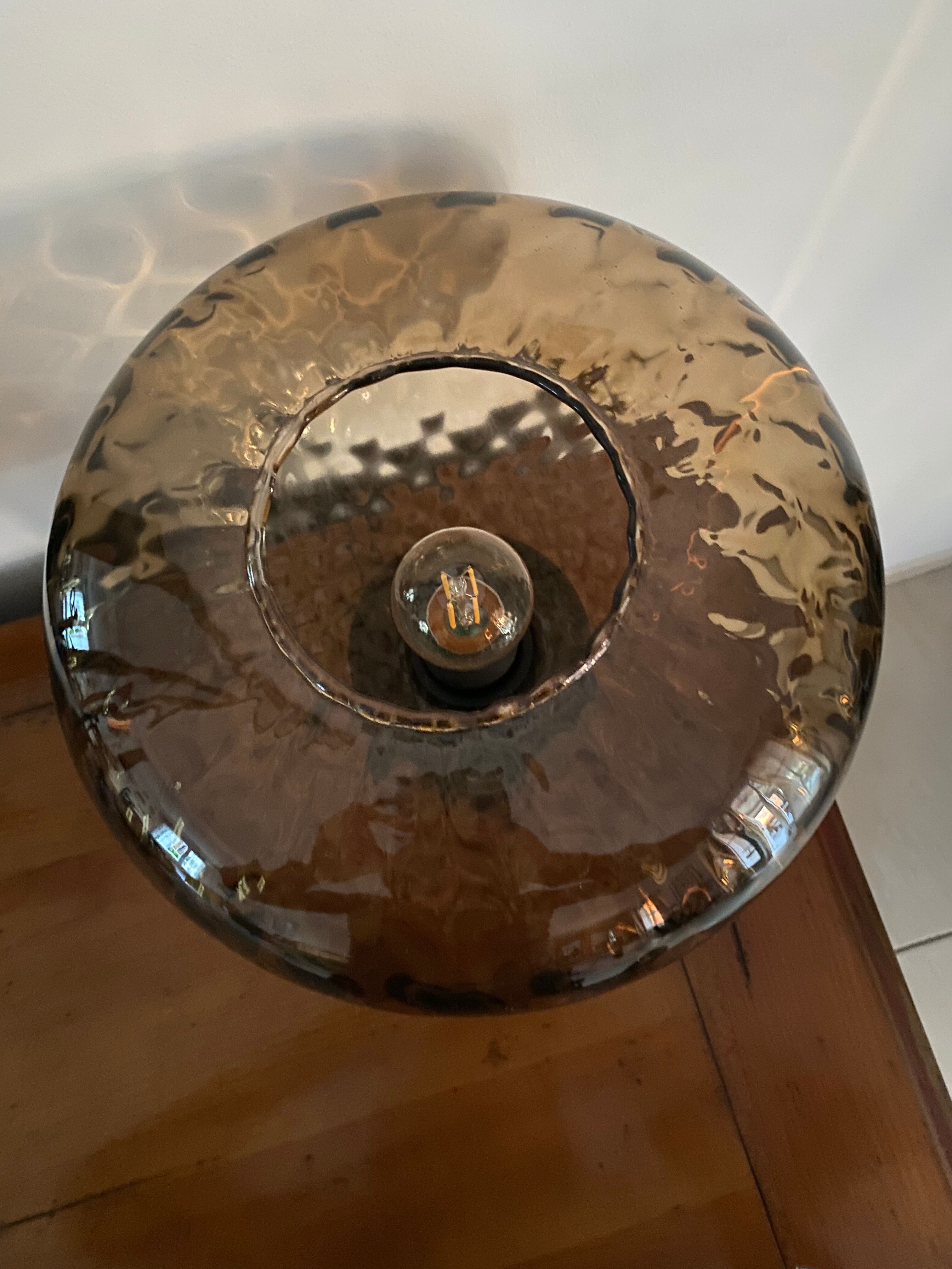 Lampe à poser globe ambré