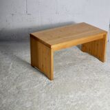 Charlotte Perriand (séléction de ) pour Les Arcs, rare table basse en pin, France,  circa 1960