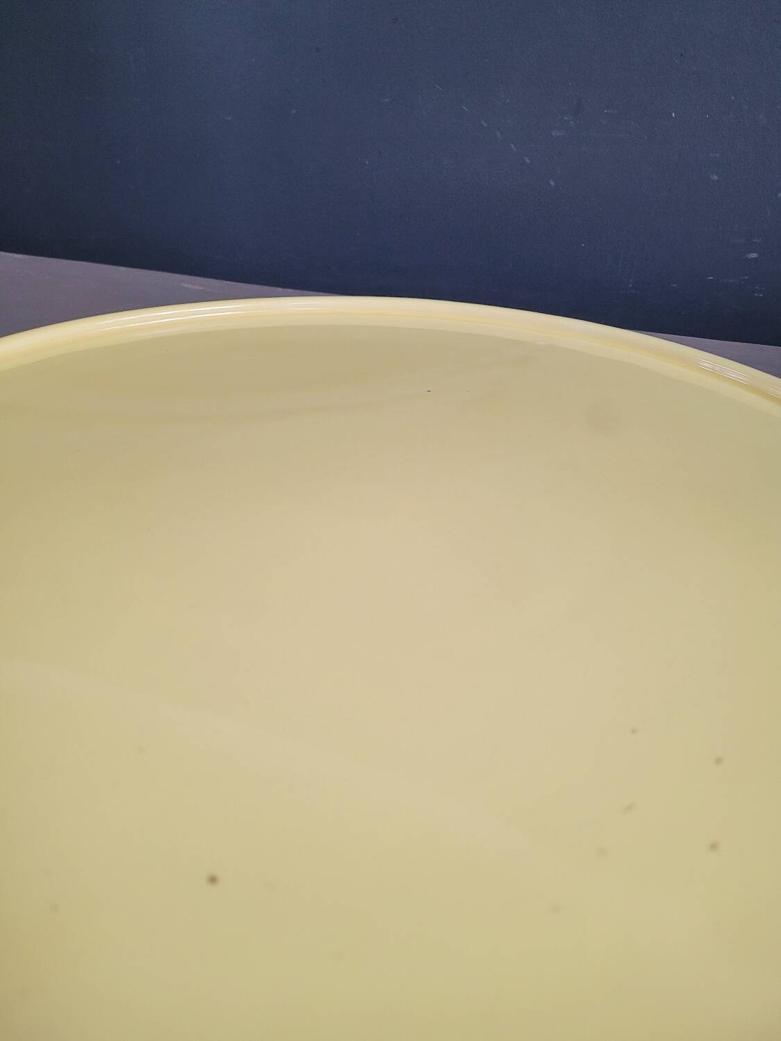 Grand plat en porcelaine jaune estampillé fg val d'or