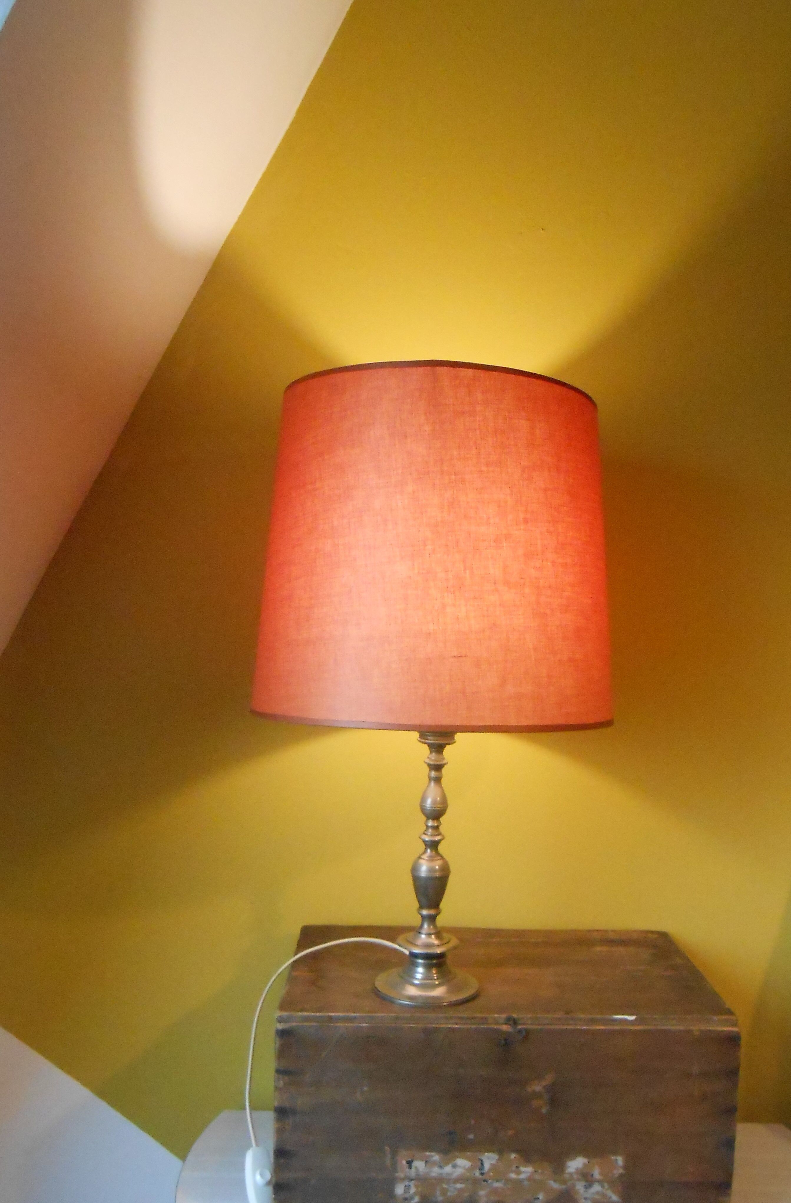 Lampe avec pied en métal torsadé