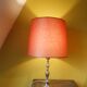 Lampe avec pied en métal torsadé