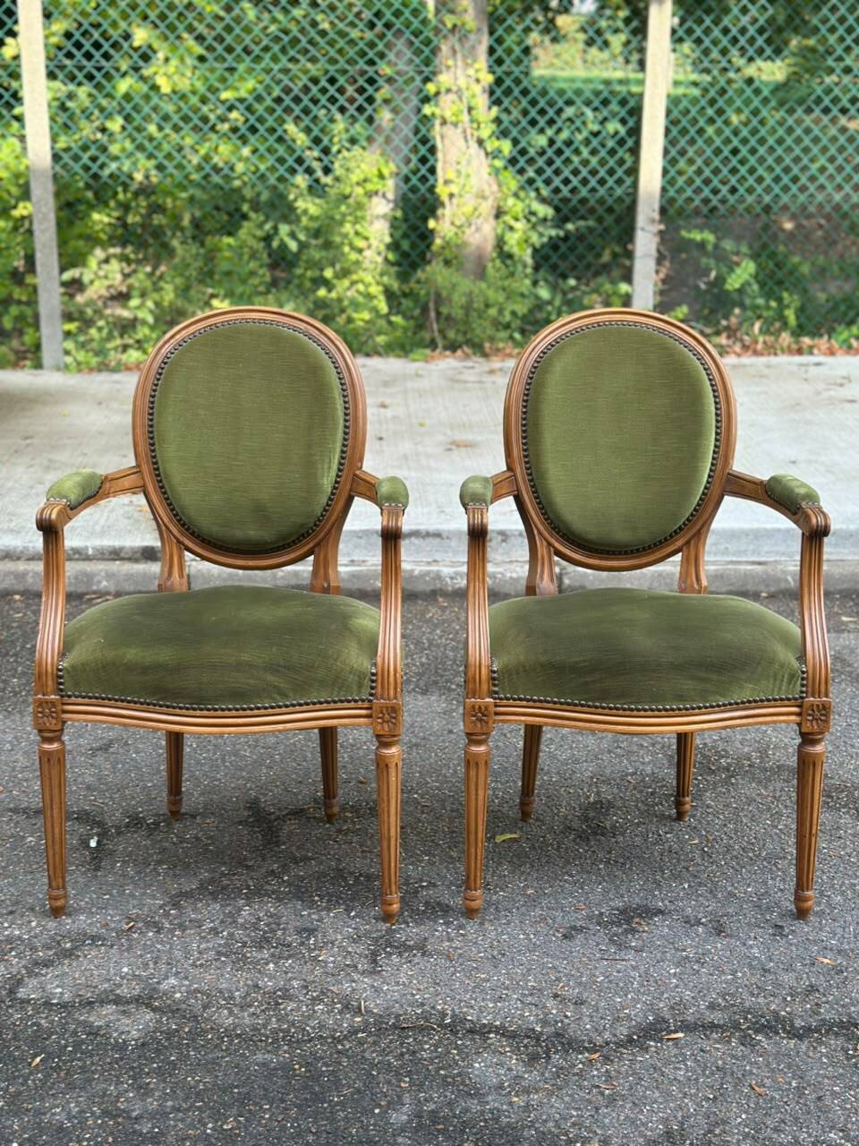 Set of 8 Louis XVI medallion chairs and armchairs in green velvet, 1950.