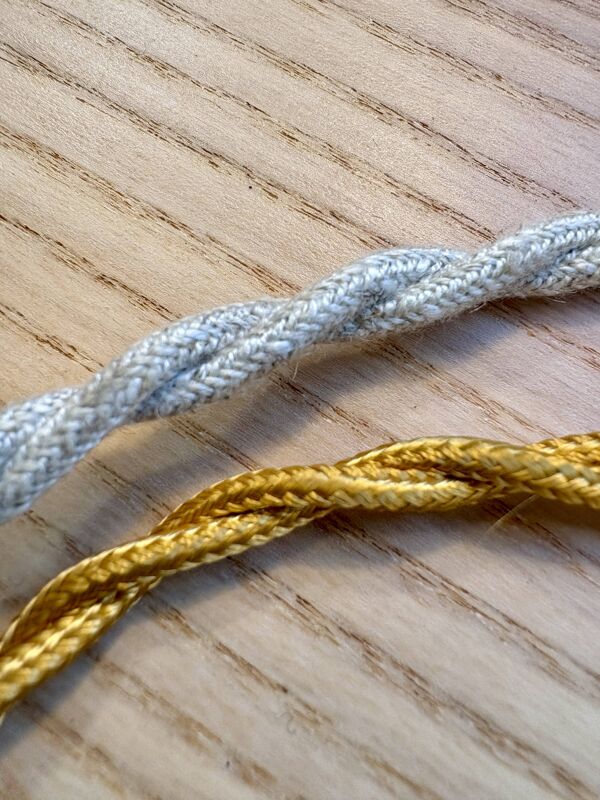 Lampe à poser globe vintage art déco en verre de Clichy rose et or