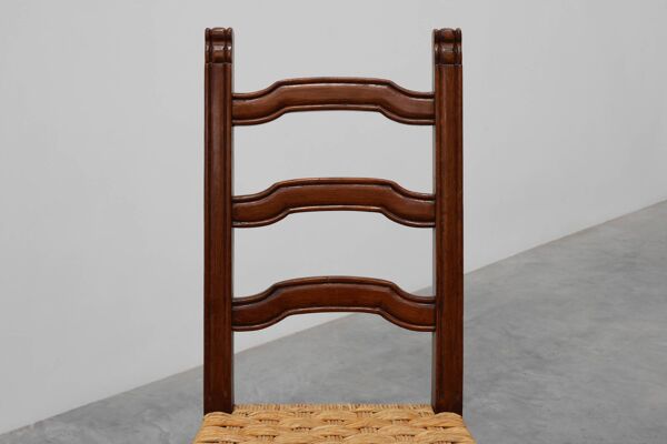 Ensemble de 8 chaises brutalistes en bois et en osier, Belgique vers 1970.