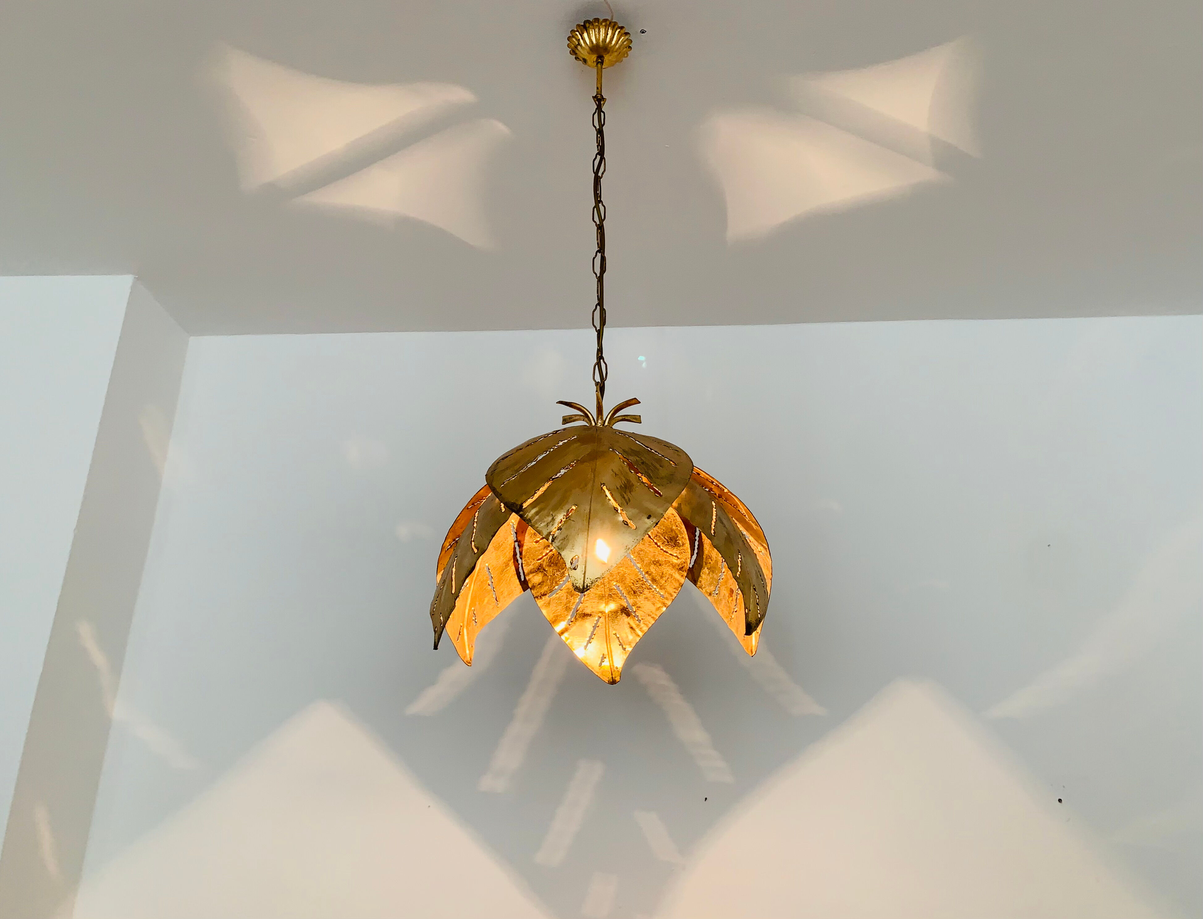 Lustre en feuille de palmier hollywood régence italienne dorée par Hans Kögl