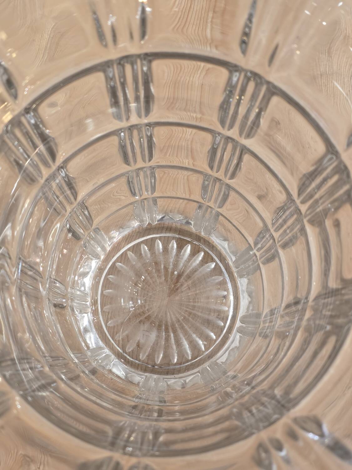 Large Art Deco vase in chiseled white crystal