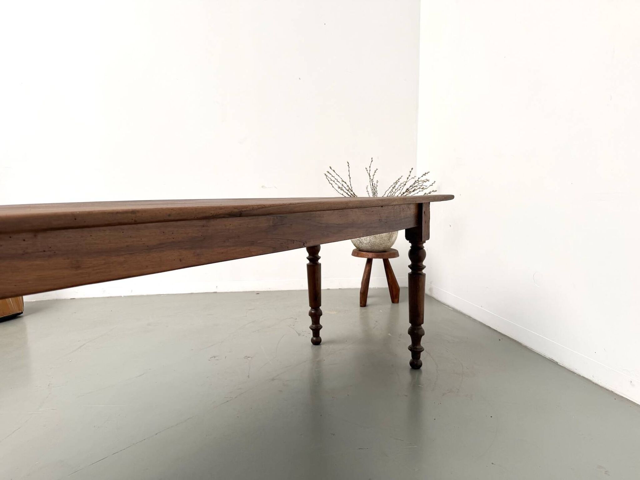 Table de ferme en noyer massif, pieds tournés, 1920