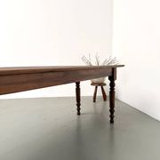 Table de ferme en noyer massif, pieds tournés, 1920