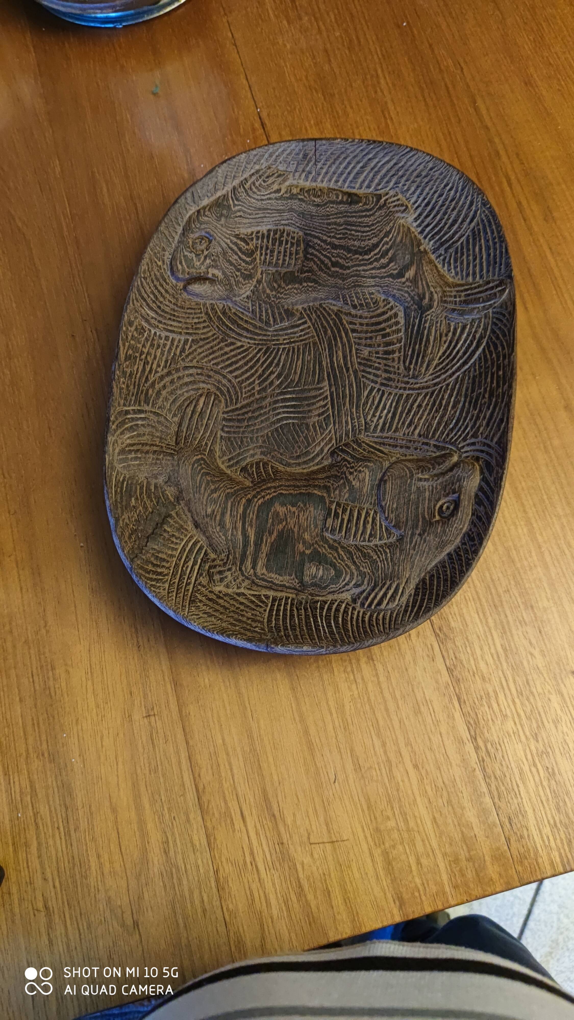 Wenge carved single-piece platter with fish decoration