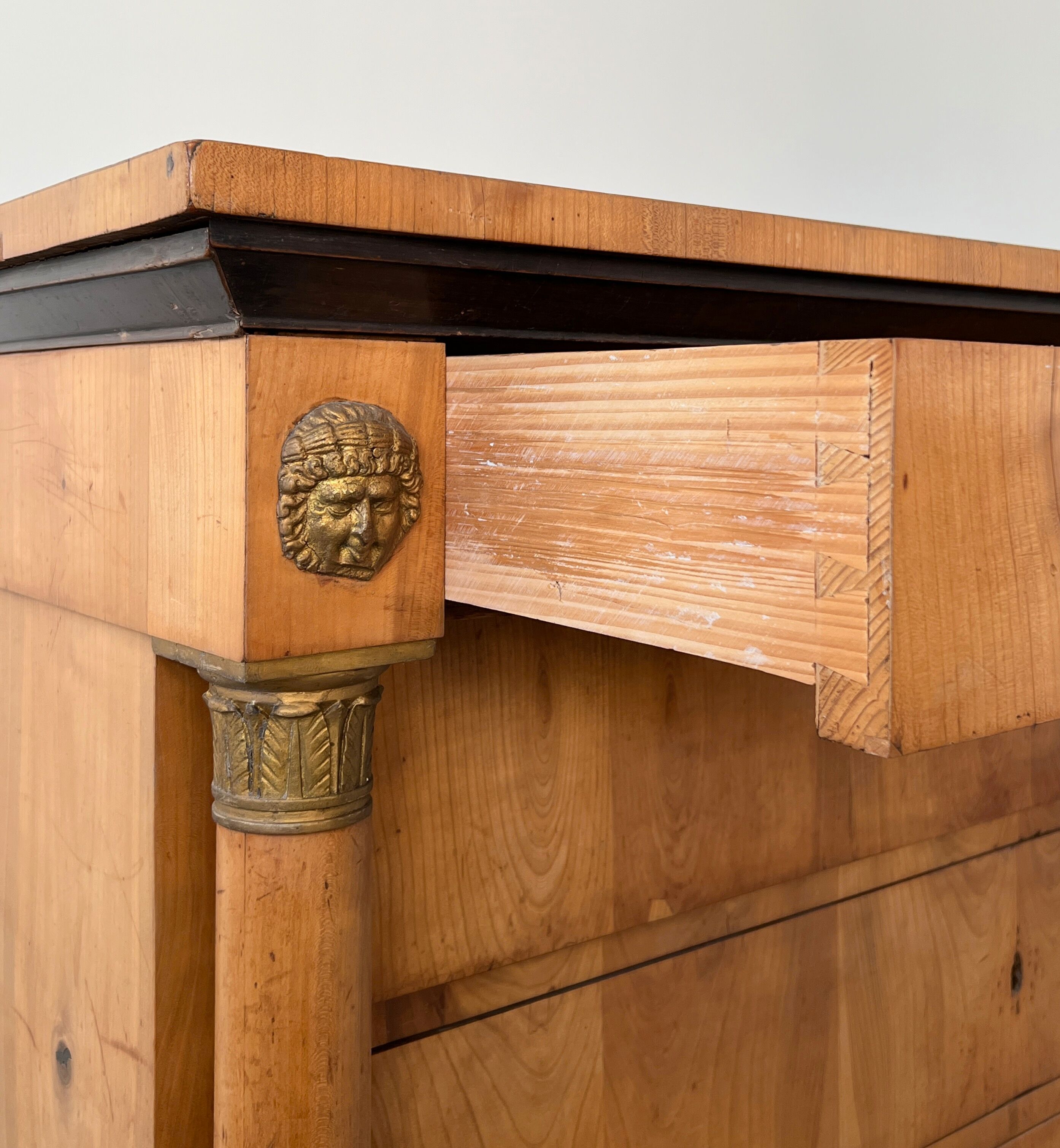Commode Biedermeier en placage de merisier circa 1830