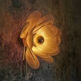 Applique murale fleur composée de pétales en rotin et tissu doré