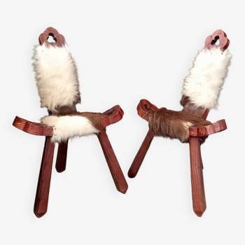 Paire de chaises tripodes brutalistes en bois et peau de vache
