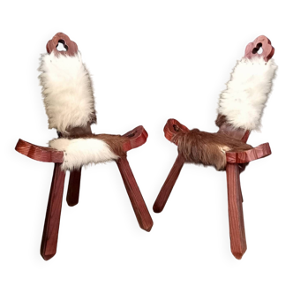 Paire de chaises tripodes brutalistes en bois et peau de vache