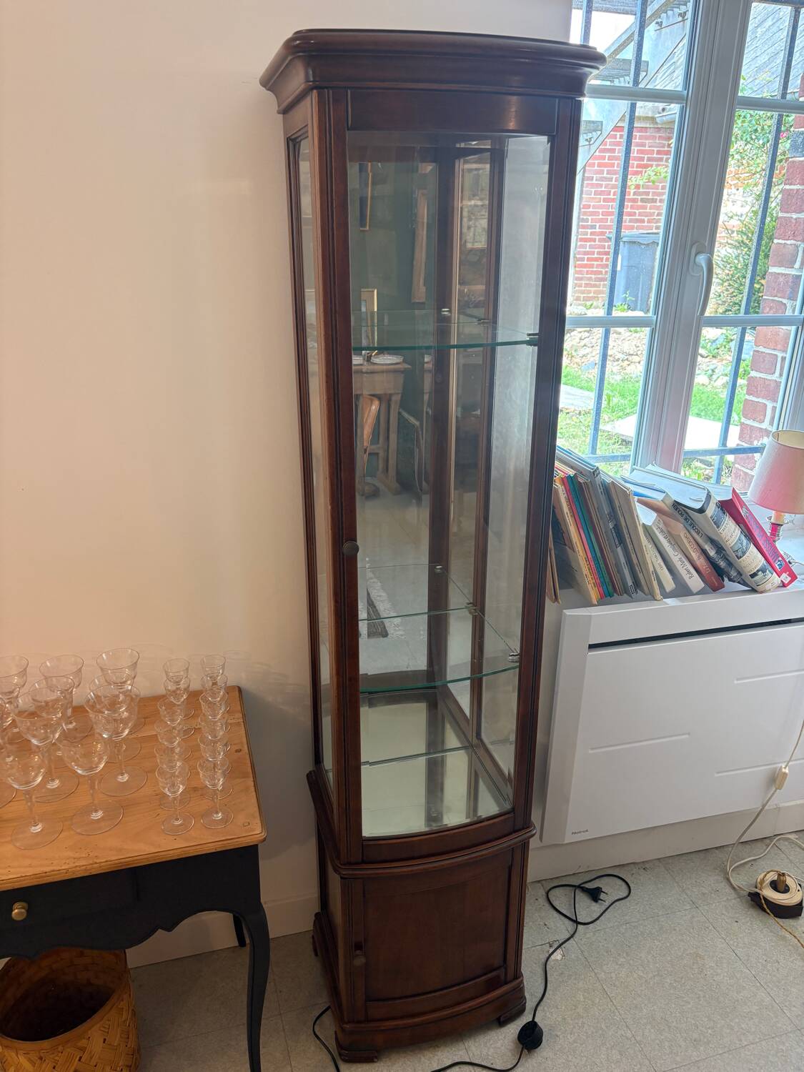 Vitrine en merisier verni