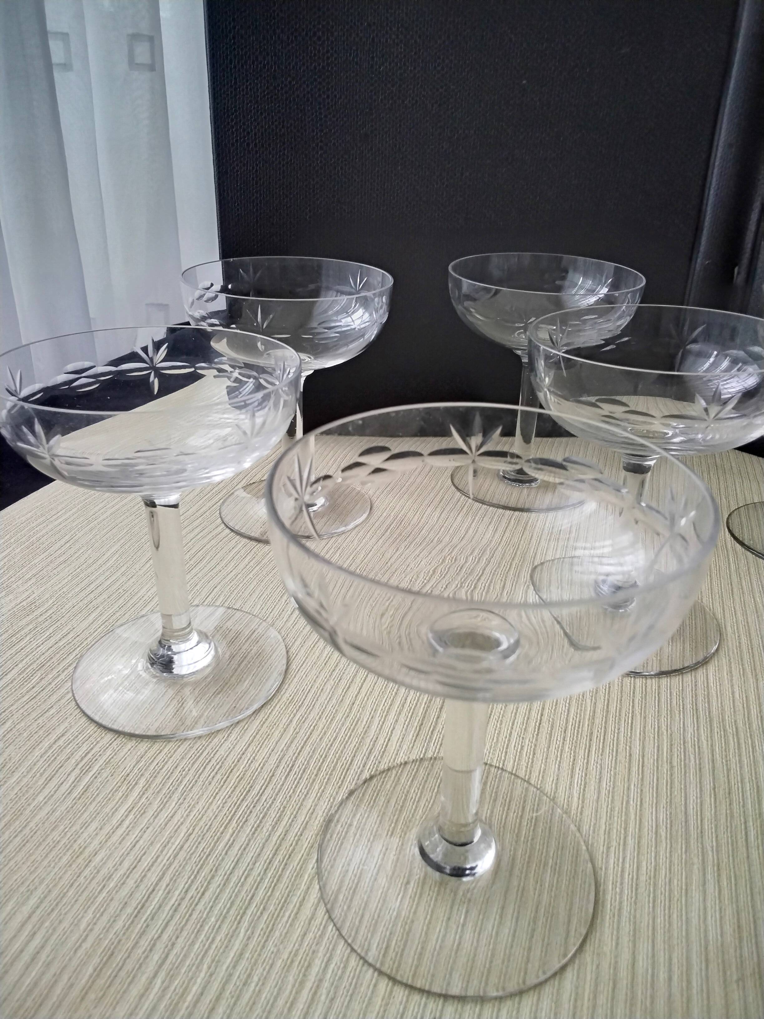 8 vintage champagne glasses Decorated with a ground frieze
