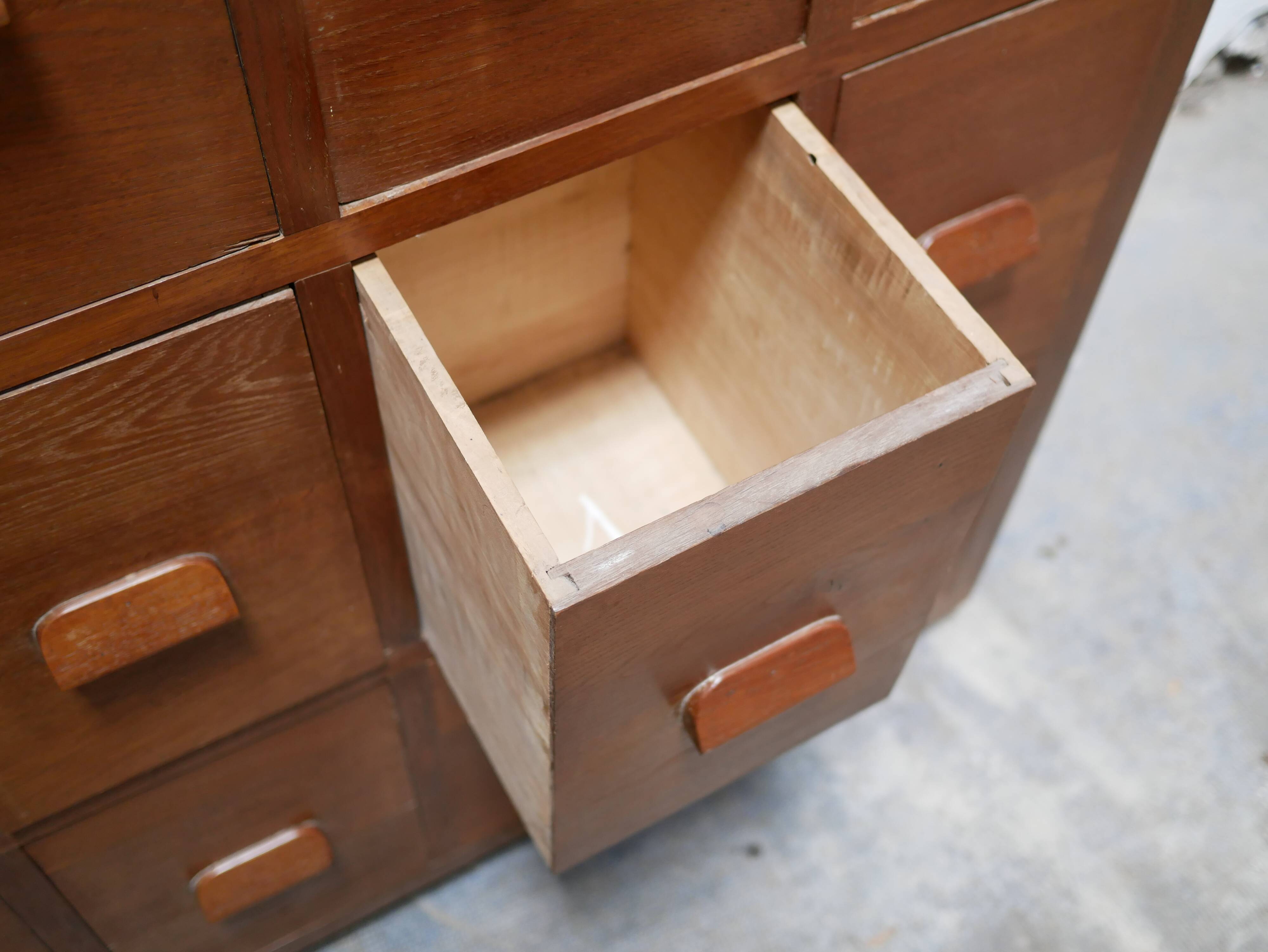 Meuble de métier vintage à tiroirs